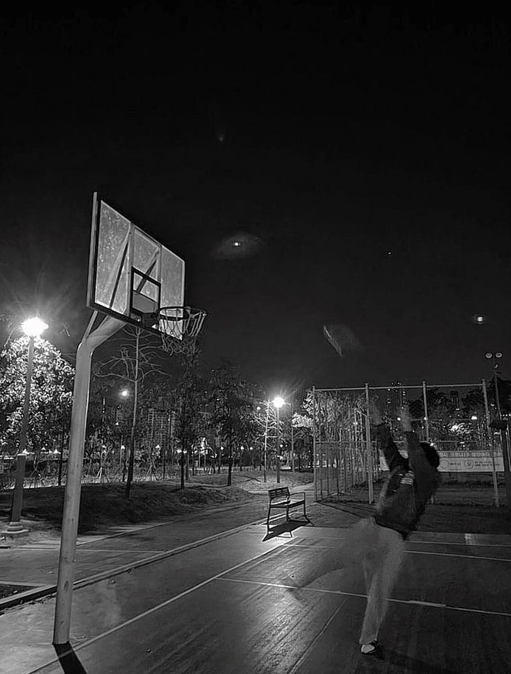 Basketball PFP Black Court