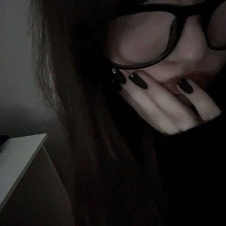 Minimal Discord girl pfp with clean and calming visuals