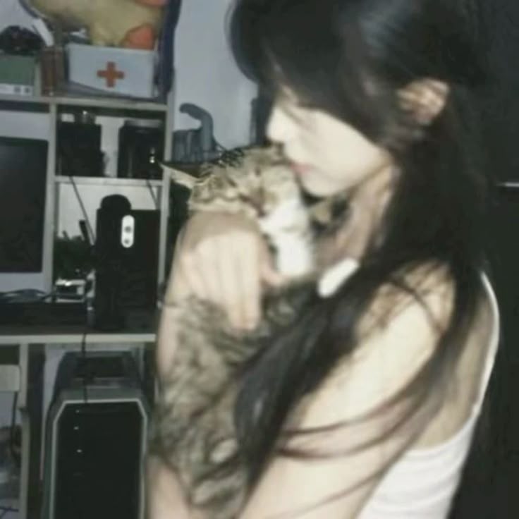 Artistic Discord girl pfp blending softness with unique style